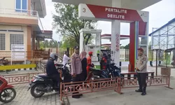 Pastikan Distribusi BBM Aman, Polsek Teluk Nibung Siagakan Personel di SPBU Letjend Suprapto