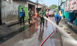 Danramil 03 Serengan Pimpin Langsung Kerja Bakti Pasca Banjir di Kelurahan Joyotakan
