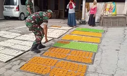 Dukung Ekonomi Warga, Babinsa Cek UMKM Pembuatan Rengginang