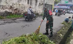 Implementasi Jum'at Bersih, Babinsa, Aparat Kelurahann Linmas & Warga Gotong Royong Bersih-Bersih Lingkungan