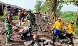 Babinsa Dan Warga Gotong-Royong Cor  Jalan Penghubung Antar Desa, Prioritas Kelancaran Akses