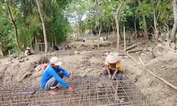 Semangat Tak Terbendung! Konstruksi Besi Jembatan Gantung Garuda di Cerme Kian Menguat