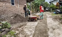 Semangat Gotong Royong Menggelora, Warga Bolo Lansir Material Jembatan Gantung Garuda