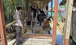 Kapolsek Teluk Nibung Pimpin Dan Awasi Renovasi Jembatan Merah.Putih.