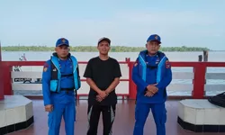 Satpolairud Polres Tanjung Balai Pantau Langsung Pendistribusian BBM Nelayan.
