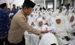 Wakapolres Tanjung Balai Hadiri Tradisi Tepung Tawar Calon Jemaah Haji.