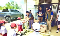 VIRAL Sepatu Robek: Bantuan Cepat Sabam Rajagukguk Hadirkan Haru di Samosir