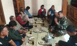 Komsos Malam Hari di Desa Kembang, Babinsa Jatipurno Perkuat Kedekatan dengan Warga