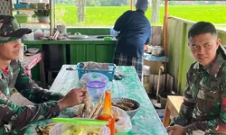 Anggota Satgas TMMD Ramaikan UMKM