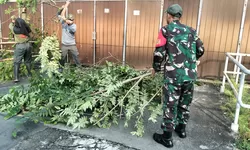 Peduli Kebersihan Lingkungan, Babinsa Serengan Bersama Linmas Serenagn Kerja Bakti