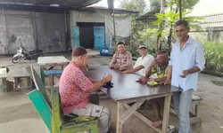 Kanit Binmas Polsek Datuk Bandar Sosialisasi Kamtibmas di Warung Kopi.