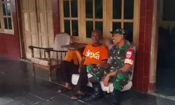 Manfaatkan Hari Libur Babinsa Sambangi Rumah Warga.