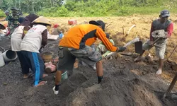 Semangat Ibu-Ibu Warnai TMMD Wonosegoro: Dari Cangkul Sederhana untuk Jalan Masa Depan Desa