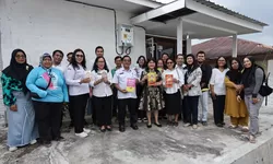 Ketua Dekranasda Siantar bersama jajaran pengurus Mengunjungi Rumah Kemasan UMKM di Jl Regu.