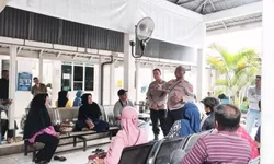 Sat Binmas Polres Tanjung Balai Sambangi Pengunjung RS Tengku Mansur.