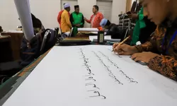 Wali Kota Kagum Guratan Cat di Kanvas Menghasilkan Karya Seni Anak Muda Siantar