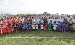 Wesly Silalahi SH melaksanakan  Kick off Sepak Bola Usia Dini di Lap.F. Pasaribu
