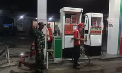 Babinsa Koramil 14 Jatisrono Bersama Linmas Sisir Obyek Vital Demi Jaga Keamanan Warga
