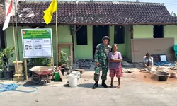 Air Mata Bahagia Ibu Sunarni di Tengah Pengabdian Satgas TMMD Reguler ke-128