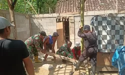 Satgas TMMD Tak Kenal Lelah, Rumah Ibu Manisri Perlahan Berubah Jadi Hunian Layak