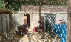 Satgas TMMD Tak Kenal Lelah, Rumah Ibu Manisri Perlahan Berubah Jadi Hunian Layak