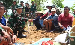 Canda Hangat di Tengah Pengecoran, Dansatgas TMMD Apresiasi Kekompakan Satgas dan Warga