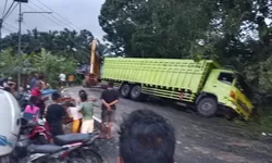 Truk Tronton Terguling di Tikungan Desa Sisipan, Arus Lalu Lintas Sempat Macet