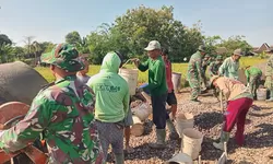 Libur Tanggal Merah Jadi Ajang Gotong Royong, Warga Kauman dan Satgas TMMD Kebut Pengecoran Jalan