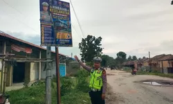 Sat Lantas Polres Tanjung Balai Pasang Spanduk Imbauan Cegah Kecelakaan di Jalur Kereta Api