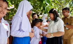 Ketua PKK Sekaligus Bunda PAUD Siantar Menyerahkan KTP Elektronik, KIA kepada SLB Negeri. 