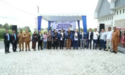 Asisten Administrasi Umum Menghadiri Akad Massal KPR Subsidi Perumahan Manutur Indah.