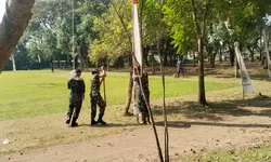 Anggota Satgas TMMD Reguler Ke-128 Kodim 0725/Sragen Percantik Taman Harmoni Desa Puro Jelang Penutupan