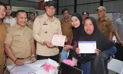 Pastikan Pelayanan Publik Hadir hingga ke Desa, Wabup Syafrizal Tinjau Langsung Pelaksanaan Program Berlayar