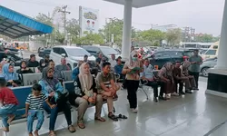 Masyarakat Dengan Tertib Membayar Pajak Kendaraan Di Samsat Medan Selatan.