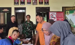 Pastikan Tepat Sasaran, Babinsa Dampingi Penyaluran Bantuan Pangan Dari Pemerintah