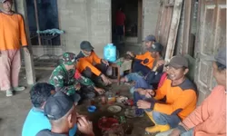 Semangat Gotong Royong, Babinsa Koramil Selo Turun Tangan Bangun Talud Penohon Longsor