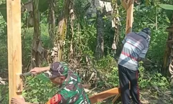 Semangat Gotong Royong, Babinsa Juwangi Bantu Warga Bangun Pondok Kebun