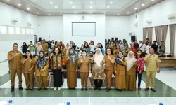 Wesly menyaksikan penampilan seni memantau langsung distribusi program MBG.