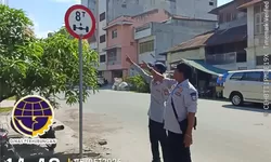 Sat Lantas Polres Tanjung Balai Pasang Rambu Larangan Truk di Atas 8 Ton Bersama Dishub