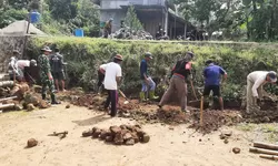 Demi Keselamatan Warga, Babinsa Ikut Kerja Bakti Bangun Talud Penahan Longsor