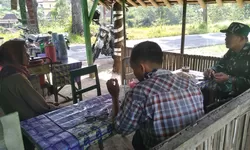 Babinsa Koramil 18/Girimarto Perkuat Kedekatan dengan Warga Lewat Anjangsana dan Komsos Humanis