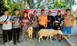 DPD PSI Deli Serdang Riki Nelson Barus.SH Menyembelih Hewan qurban kambing, Dan Membagikan kepada Masyarakat.