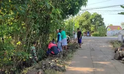 Babinsa dan Warga Candirejo Gotong Royong Bangun Talud Jalan