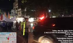 Sat Lantas Polres Tanjung Balai Pastikan Arus Lalu Lintas Aman dan Kondusif Kawal Pawai Lilin Waisak