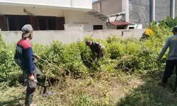 Babinsa Joyotakan Pelopori Kerja Bakti Di Lingkungan Kantor Kelurahan