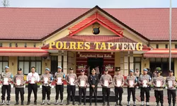 Apresiasi Kinerja Jajaran, Kapolres Tapteng Berikan Penghargaan Kepada Personel Berprestasi