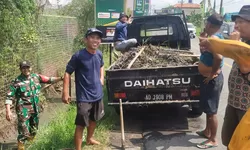 Babinsa dan Warga Ngesrep Gotong Royong Bersihkan Parit, Cegah Banjir Sejak Dini