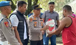 Kapolsek Salapian Salurkan Bantuan kepada Korban Kebakaran, Wujud Kepedulian Polri