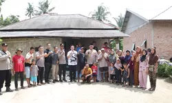 Kapolres Langkat Tunjukkan Kepedulian terhadap Lansia di Secanggang, Humanisme Polri Hadir di Tengah Masyarakat
