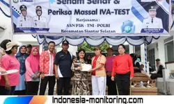 Ny Liswati Wesly Silalahi meninjau pemeriksaan massal Inspeksi Visual Asam Asetat di Puskesmas Martimbang.